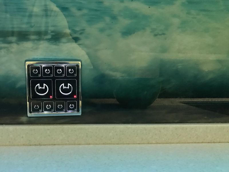 Выключатель света в интерьере прихожая