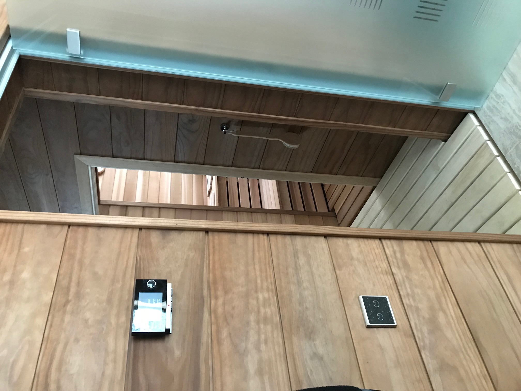 к выключателям и на световые зоны в пустотелых конструкциях провод проводят в гофре