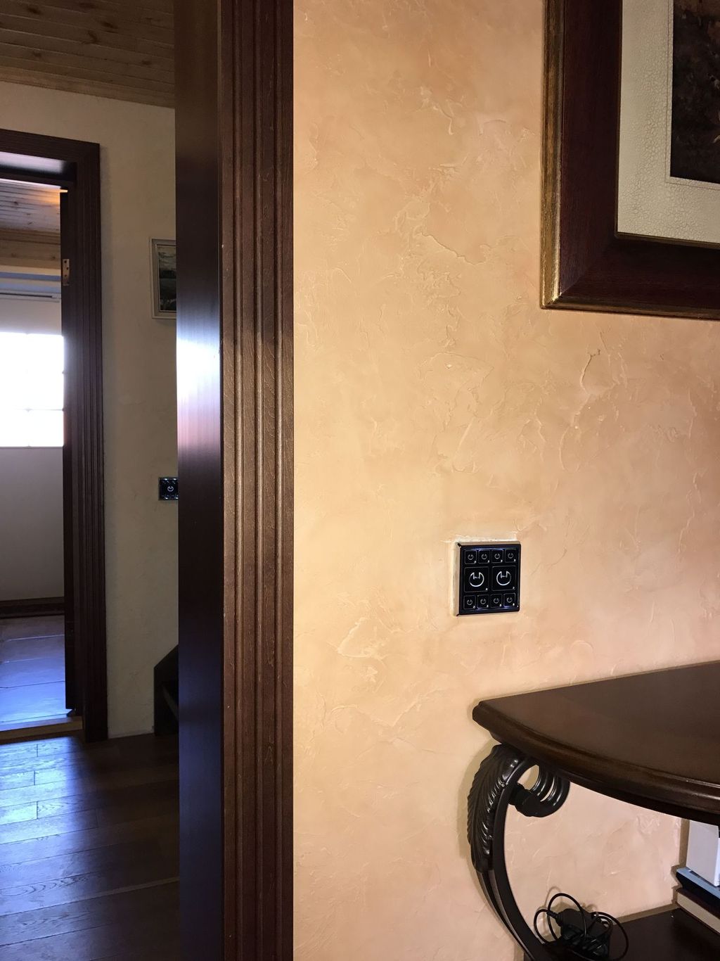 Современный умный сенсорный выключатель света в классическом интерьере с венецианской штукатуркой 