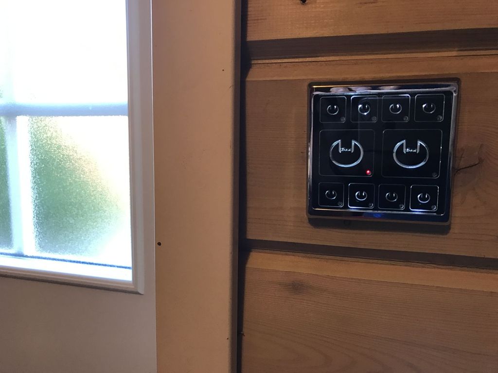 Выключатель с подсветкой в деревянном доме