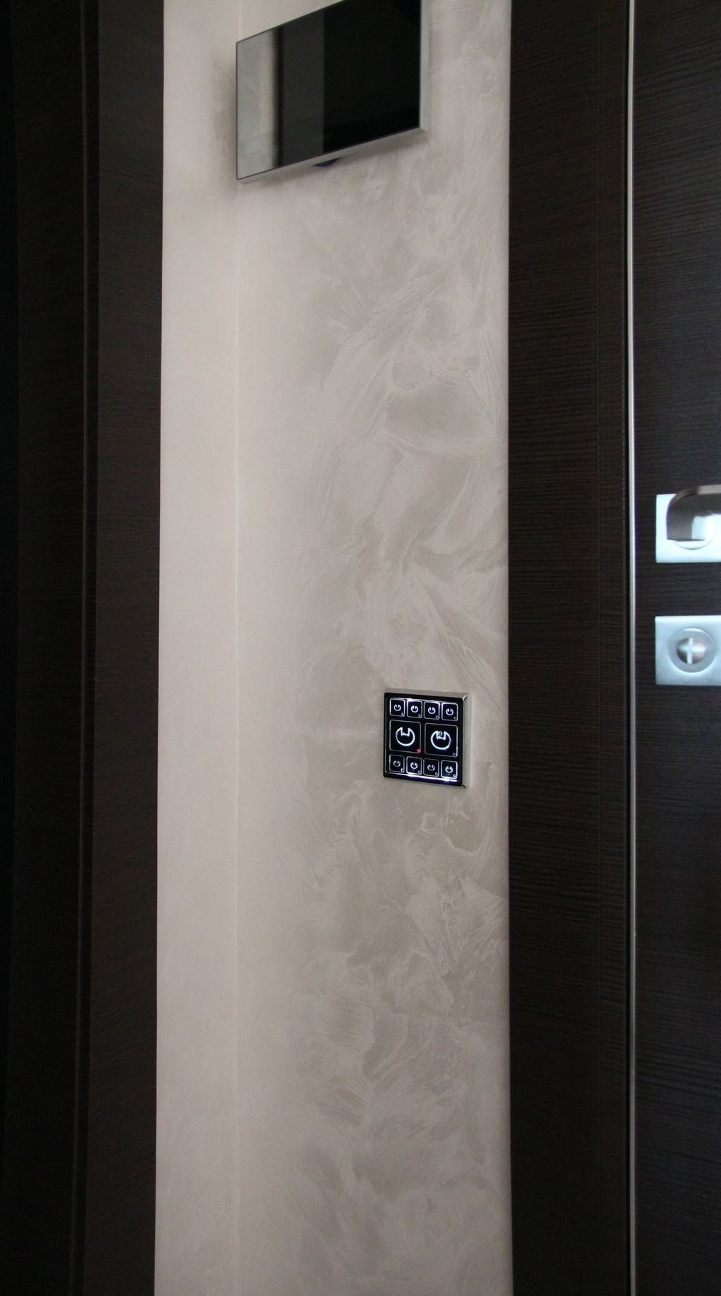 Умный современный сенсорный двухклавишный выключатель света в интерьере