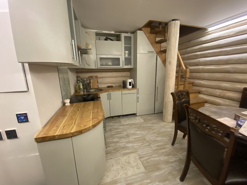 Современный умный сенсорный выключатель света в интерьере с венецианской штукатуркой