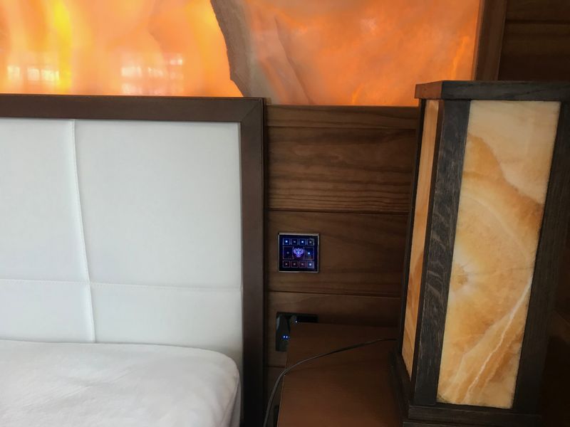 Сенсорный выключатель света в доме из бревна