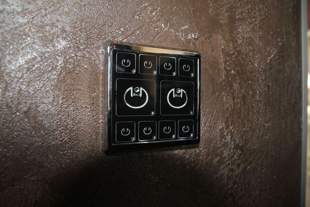  Умный современный сенсорный двухклавишный выключатель света в интерьере, выполненном в современном стиле с декоративной штукатуркой